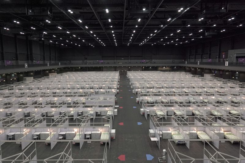 &copy; Reuters. An exhibition hall that has been converted into a makeshift treatment facility to treat patients of the coronavirus disease (COVID-19) is pictured in Hong Kong