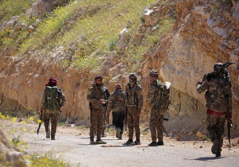 &copy; Reuters. Fighters from SDF stand together in the village of Baghouz, Deir Al Zor province