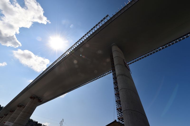 &copy; Reuters. FILE PHOTO: Static testing operations on the new Genoa bridge