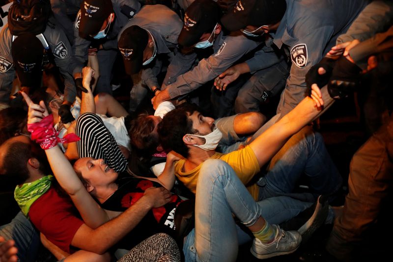 © Reuters. نتنياهو يندد بالمظاهرات ضده وينتقد الإعلام