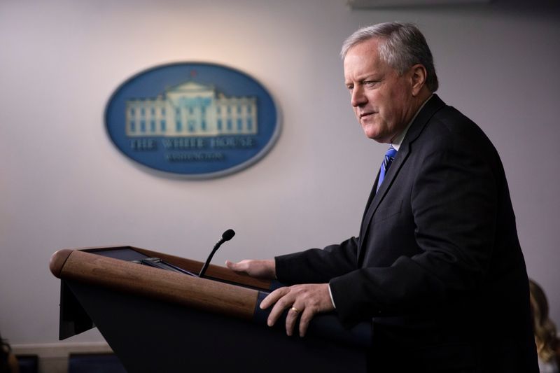 &copy; Reuters. El jefe de gabinete de la Casa Blanca, Mark Meadows, conversa con periodistas en Washington. Julio 31, 2020. REUTERS/Carlos Barria