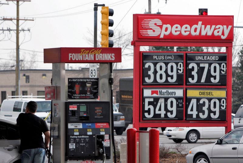 &copy; Reuters. FILE PHOTO: A motorist fuels-up his car at a Speedway gas station in Des Plaines, Illinois