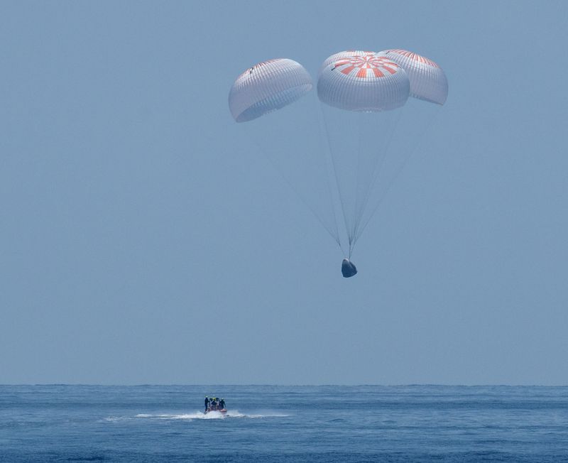 © Reuters. The SpaceX Crew Dragon Endeavour spacecraft is seen as it lands with NASA astronauts Robert Behnken and Douglas Hurley onboard in the Gulf of Mexico off the coast of Pensacola, Florida