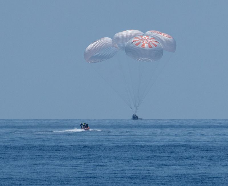 &copy; Reuters. スペースＸの有人宇宙船、地球に無事帰還