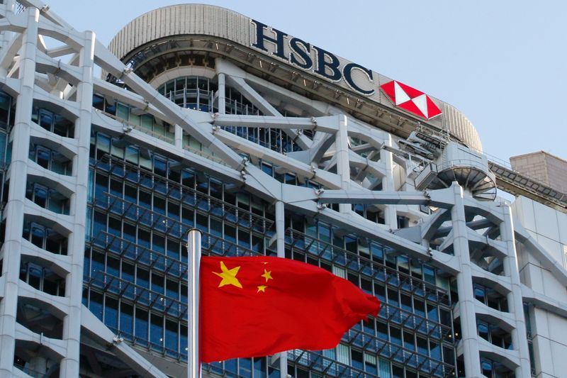 &copy; Reuters. FILE PHOTO: A Chinese national flag flies in front of HSBC headquarters in Hong Kong