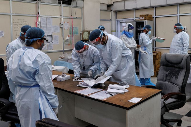 &copy; Reuters. Medical workers treat patients infected with the coronavirus disease (COVID-19) at a hospital in New Delhi