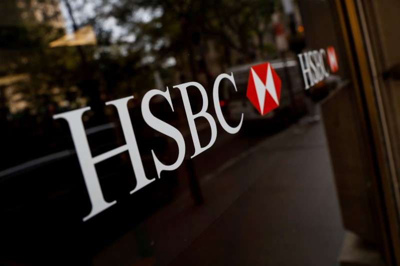 &copy; Reuters. Логотипы HSBC на витрине отделения банка в деловом районе Нью-Йорка