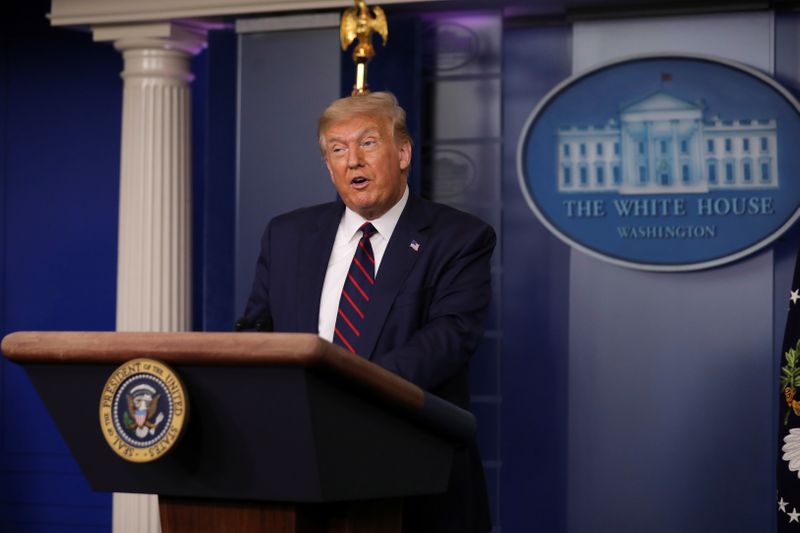 © Reuters. FOTO DE ARCHIVO: El presidente de los Estados Unidos Donald Trump en la Casa Blanca en Washington, EEUU, el 30 de julio de 2020