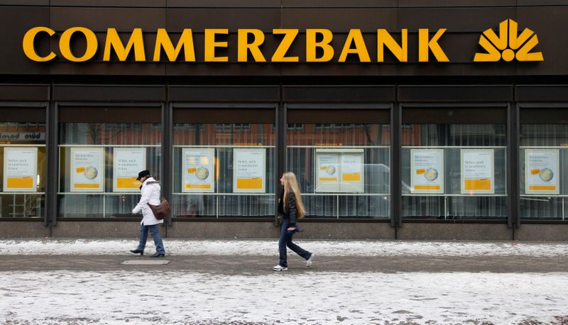 &copy; Reuters. FILE PHOTO: People walk past a branch of Commerzbank in Berlin