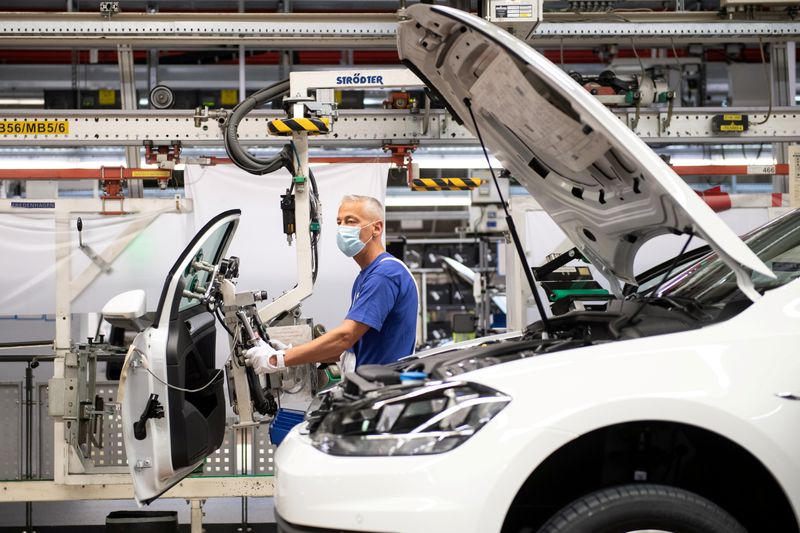 &copy; Reuters. FOTO DE ARCHIVO: Trabajador en una cadena de montaje de Volkswagen en Wolfsburgo, Alemania