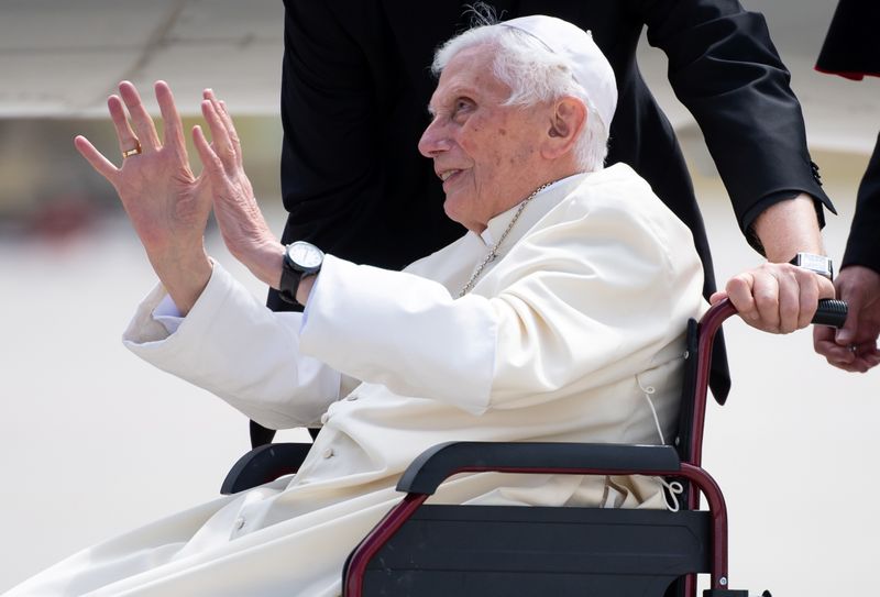 &copy; Reuters. صحيفة: بنديكت السادس عشر بابا الفاتيكان السابق مريض بشدة