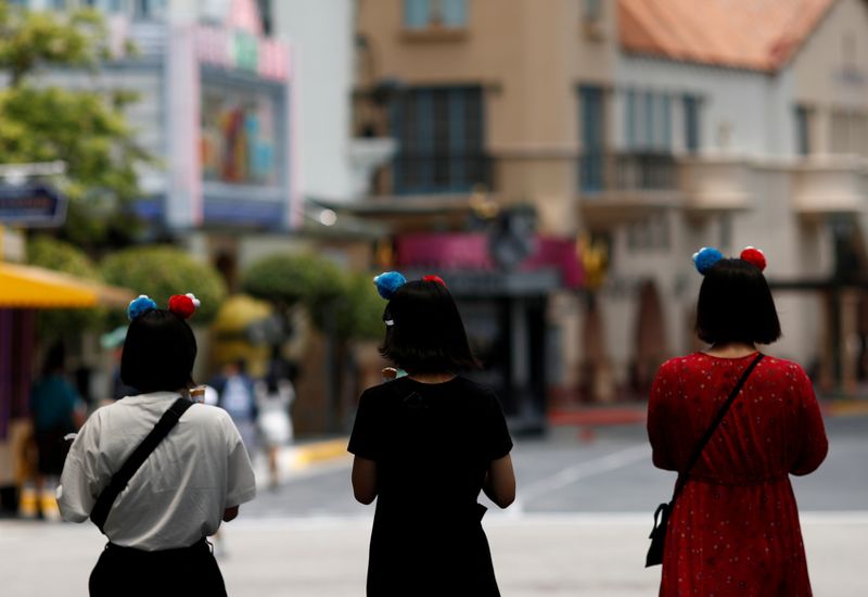 &copy; Reuters. FILE PHOTO: People visit the largely empty Universal Studios Singapore, as tourism takes a decline following the coronavirus outbreak, in Sentosa