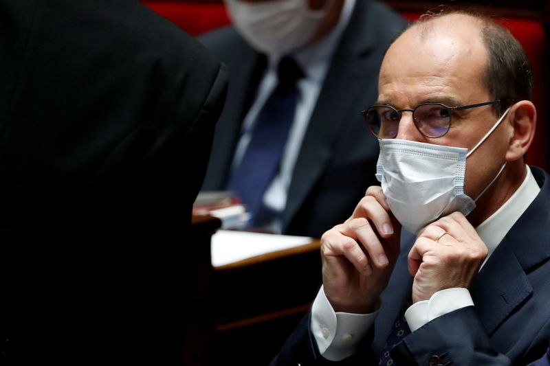 &copy; Reuters. CORONAVIRUS: L&apos;OBLIGATION DU MASQUE À L&apos;EXTÉRIEUR S&apos;ÉTEND, CASTEX APPELLE À LA VIGILANCE