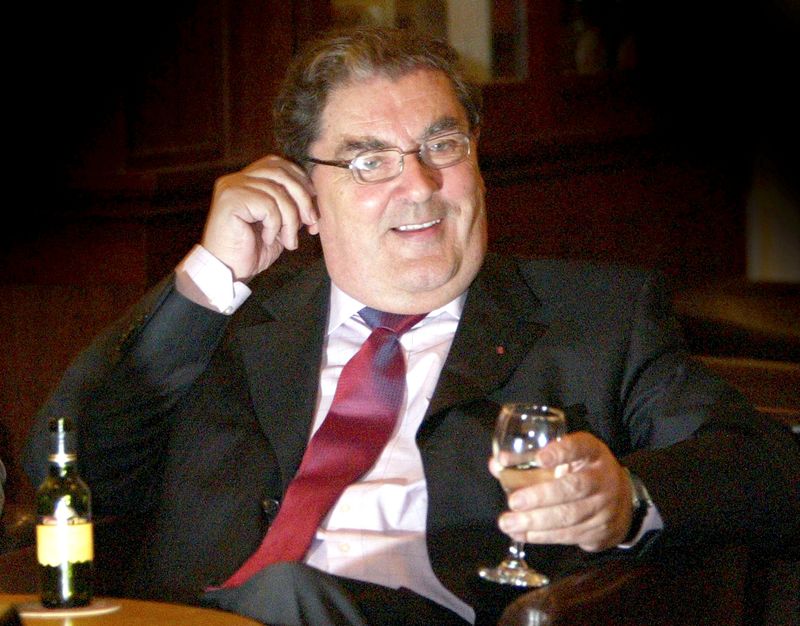 &copy; Reuters. FOTO DE ARCHIVO: El ex líder DEL Partido Socialdemócrata Laborista (SDLP), John Hume, el 4 de febrero de 2004