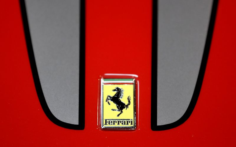 &copy; Reuters. Logo Ferrari fotografato durante il Prague Autoshow di Praga
