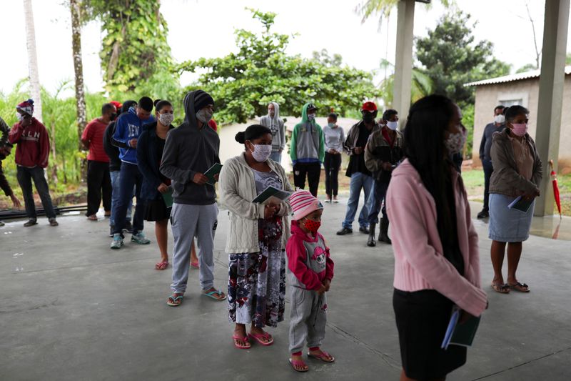 &copy; Reuters. Pessoas fazem fila para fazerem exame de detecção de Covid-19 em Registro