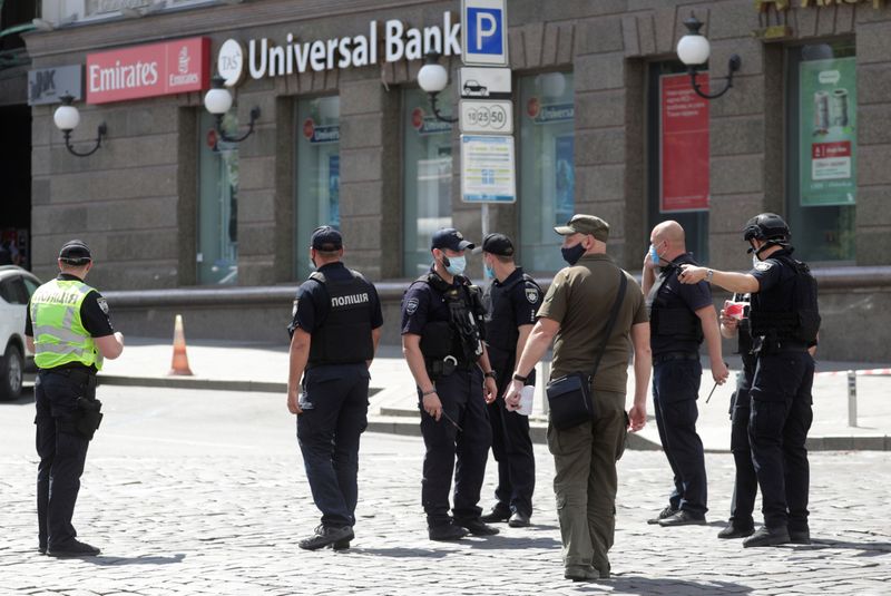 © Reuters. الشرطة الأوكرانية تعتقل رجلا احتجز رهينة في بنك بكييف
