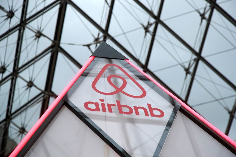 &copy; Reuters. Логотип Airbnb на малой пирамиде под стеклянной пирамидой Лувра в Париже