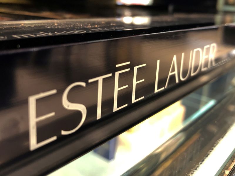 &copy; Reuters. FILE PHOTO: An Estee Lauder cosmetics counter is seen in Los Angeles