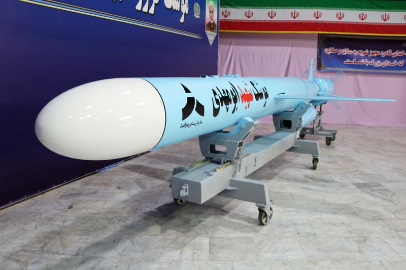 &copy; Reuters. イランがミサイルを公開、巡航ミサイルの射程1000キロ