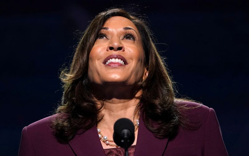 © Reuters. Senadora dos EUA Kamala Harris aceita indicação à candidatura a vice-presidente pelo Partido Democrata
