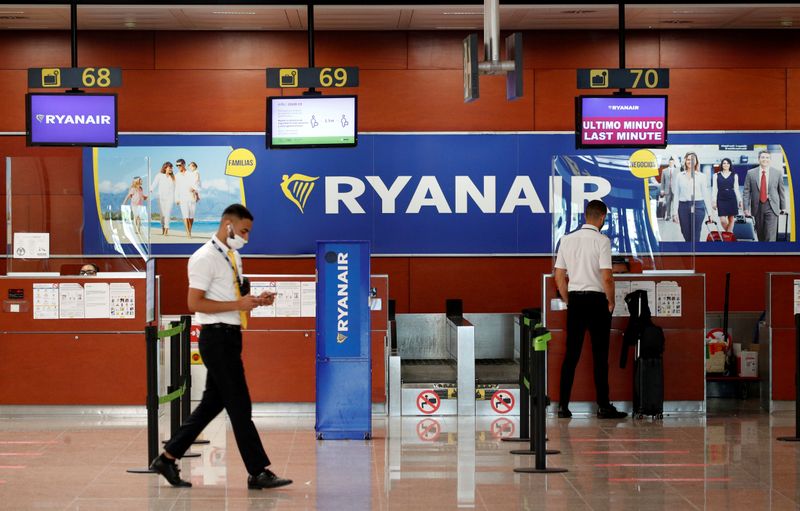 © Reuters. FOTO DE ARCHIVO: ;ostradores de facturación de Ryanair en el aeropuerto Josep Tarradellas Barcelona-El Prat en Barcelona, España, el 26 de julio de 2020