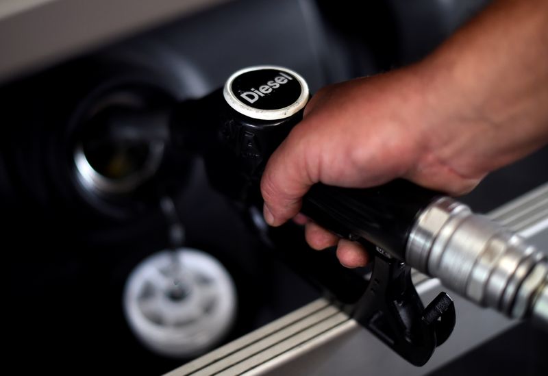 &copy; Reuters. FILE PHOTO:  A man fuels his car at a petrol station in London