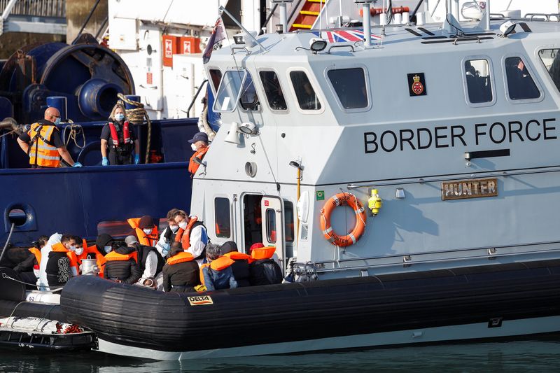 © Reuters. FILE PHOTO: A Border Force boat carrying migrants arrives at Dover harbour, in Dover