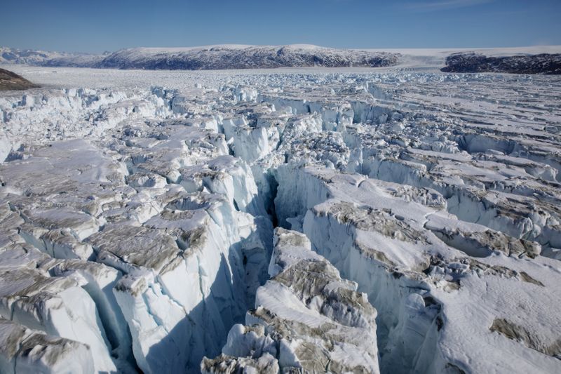 &copy; Reuters. FILE PHOTO: Crevasses form on top of the Helheim glacier near Tasiilaq, Greenland