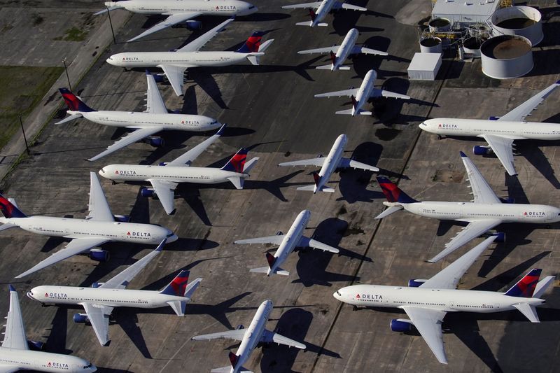 &copy; Reuters. FILE PHOTO: Delta Air Lines passenger planes parked in Birmingham