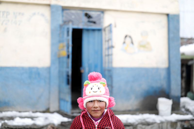&copy; Reuters. Criança posa para foto na entrada de sua escola em La Rinconada, no Peru