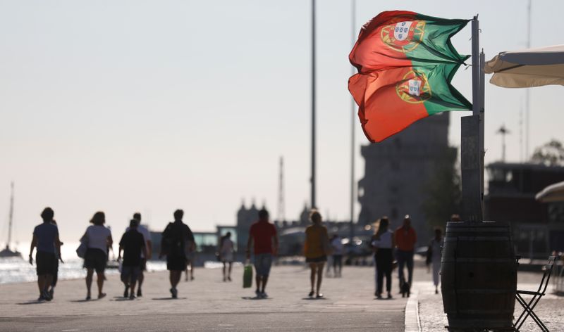 &copy; Reuters. Pessoas caminham perto da Torre de Belém, em Lisboa