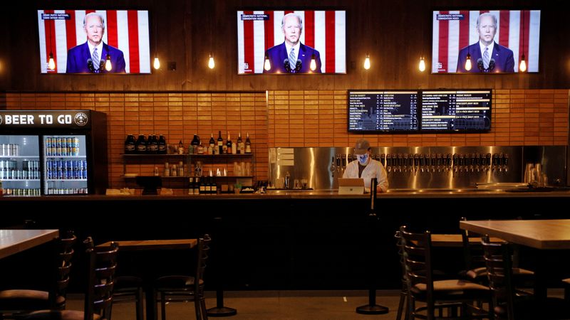 &copy; Reuters. Televisions at Good City Brewing show the Democratic National Convention in Milwaukee