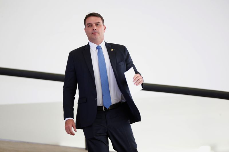 &copy; Reuters. Senador Flávio Bolsonaro chega para cerimônia no Palácio do Planalto