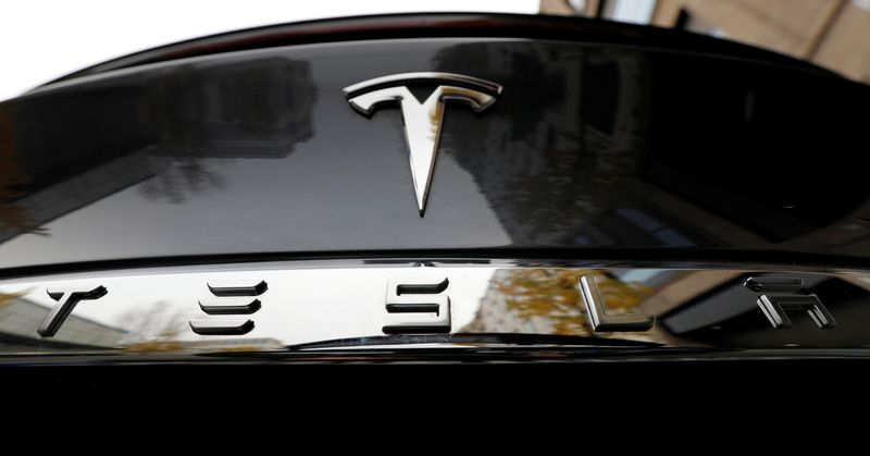 &copy; Reuters. FILE PHOTO: The company logo is pictured on a Tesla Model X electric car in Berlin