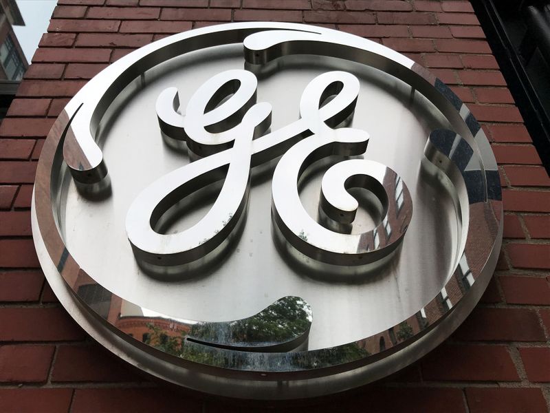 &copy; Reuters. FILE PHOTO: The General Electric Co. logo is seen on the company&apos;s corporate headquarters building in Boston
