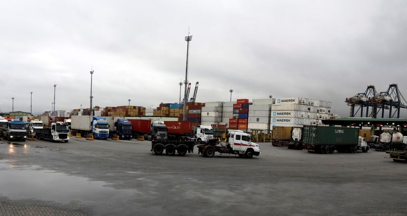 &copy; Reuters. Caminhões em terminal no porto de Santos (SP)