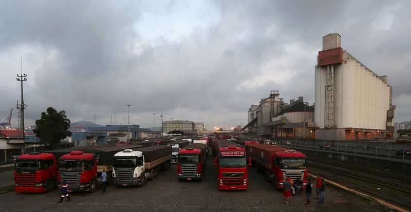 &copy; Reuters. Caminhões em terminal no porto de Santos (SP)