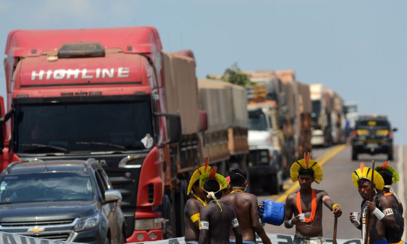 &copy; Reuters. Indígenas bloqueiam trecho da BR-163 em Novo Progresso (PA)