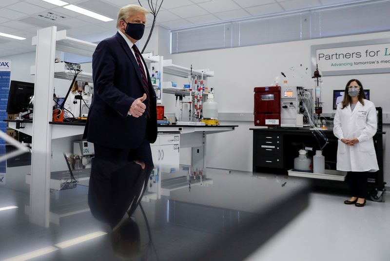 © Reuters. FILE PHOTO: U.S. President Trump visits Fujifilm Diosynth Biotechnologies' Innovation Center in Morrrisville, North Carolina