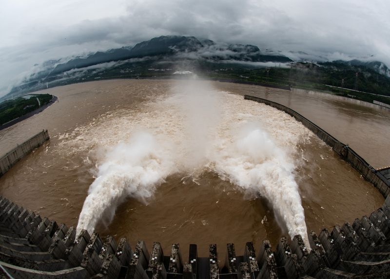 &copy; Reuters. The Three Gorges Dam on the Yangtze River discharges water to lower the water level in the reservoir, in Yichang