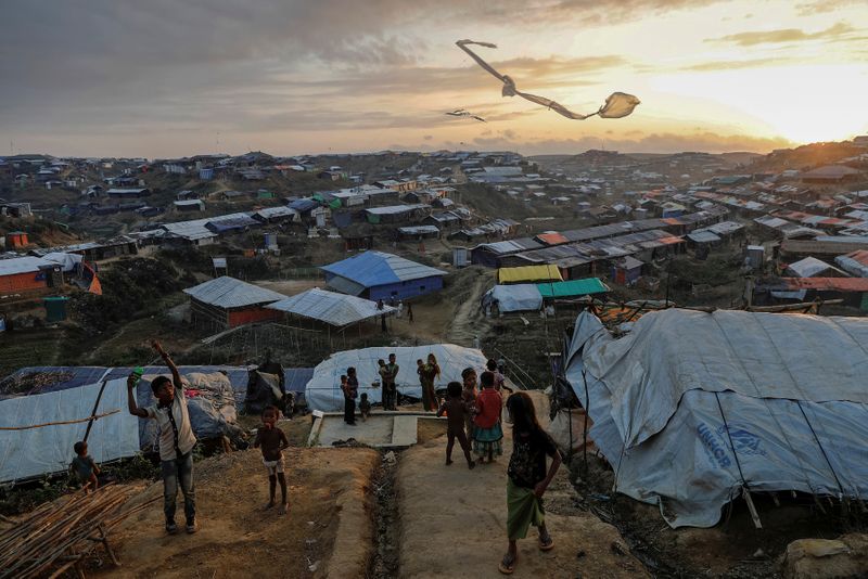 © Reuters. FILE PHOTO: Some Rohingya refugees cling to hope of resettlement