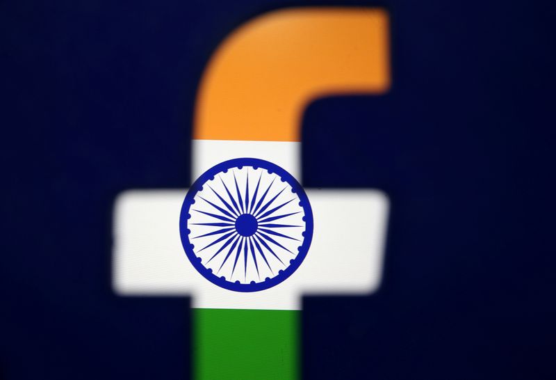 © Reuters. FOTO DE ARCHIVO: La bandera de la India se puede ver en esta imagen de ilustración a través de un logo de Facebook impreso en 3D