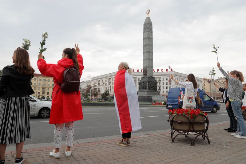 &copy; Reuters. Women take part in a demonstration against violence in Minsk