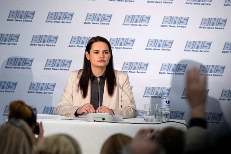 © Reuters. Belarusian opposition leader Tsihkanouskaya attends a news conference in Vilnius