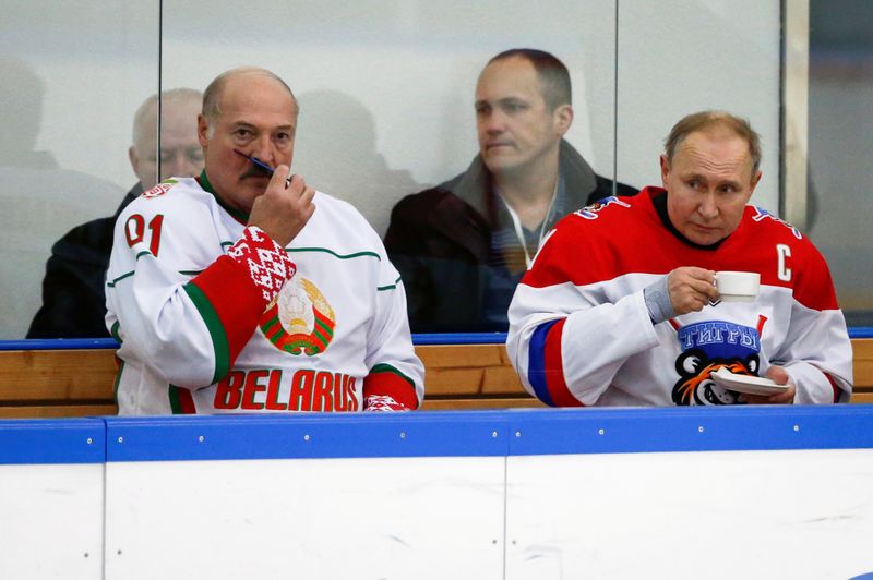 © Reuters. FILE PHOTO: Russian President Vladimir Putin and Belarusian President Alexander Lukashenko take a break during a match of the Night Hockey League teams in Rosa Khutor in the Black Sea resort of Sochi