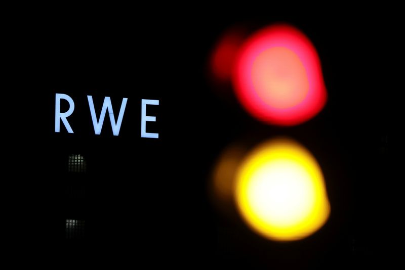 &copy; Reuters. FILE PHOTO: The logo of German utility and and energy supplier RWE is pictured next to a traffic light outside RWE&apos;s lignite power plant in Weisweiler near the western German city of Aachen
