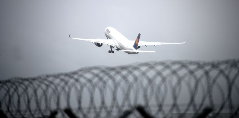 &copy; Reuters. 欧州の航空業界、8月に回復停滞　新型コロナ制限再導入で
