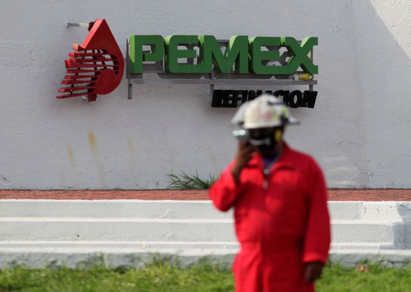 &copy; Reuters. The logo of the Mexican state oil firm PEMEX is pictured during a protest against Senator Samuel Garcia&apos;s proposal to close down the Cadereyta refinery as a measure to lower the levels of pollution in the air, in Cadereyta