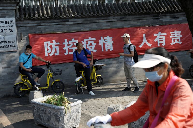 &copy; Reuters. Pessoas em Pequim após uso de máscara deixar de ser obrigatório na cidade